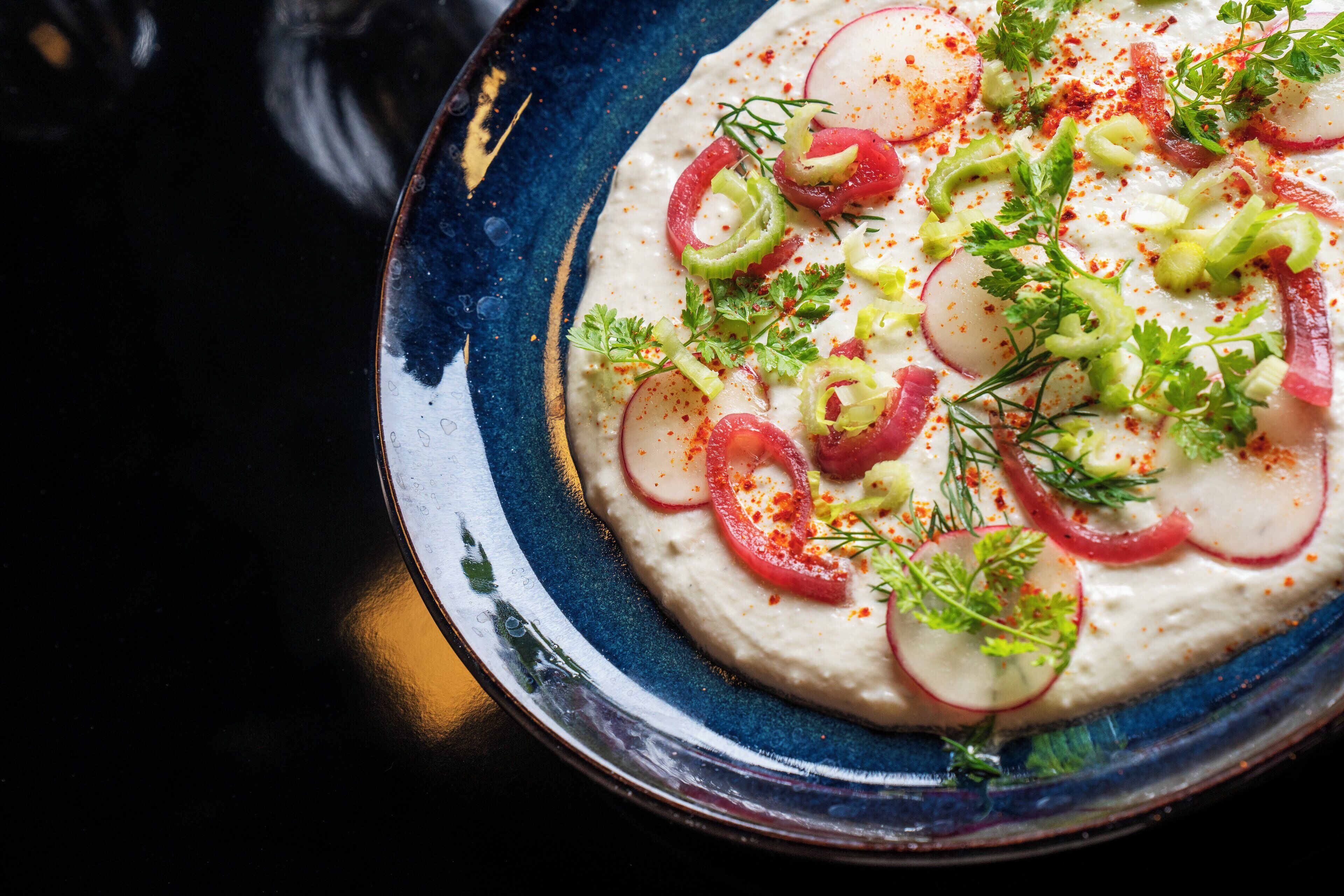 供應早餐、午餐和晚餐，國際料理