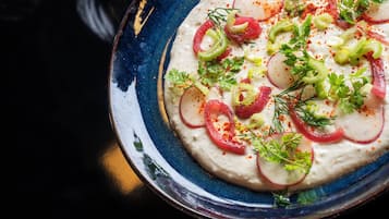 Se sirven desayunos, almuerzos y cenas; cocina internacional