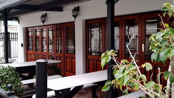 Breakfast, lunch and brunch served