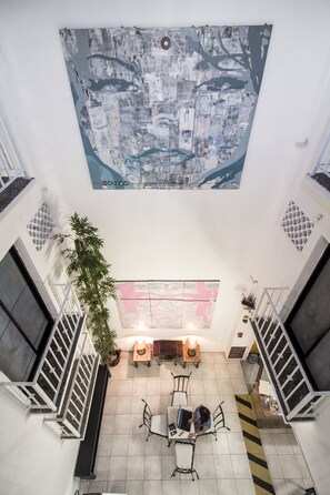 Coin salon dans le hall