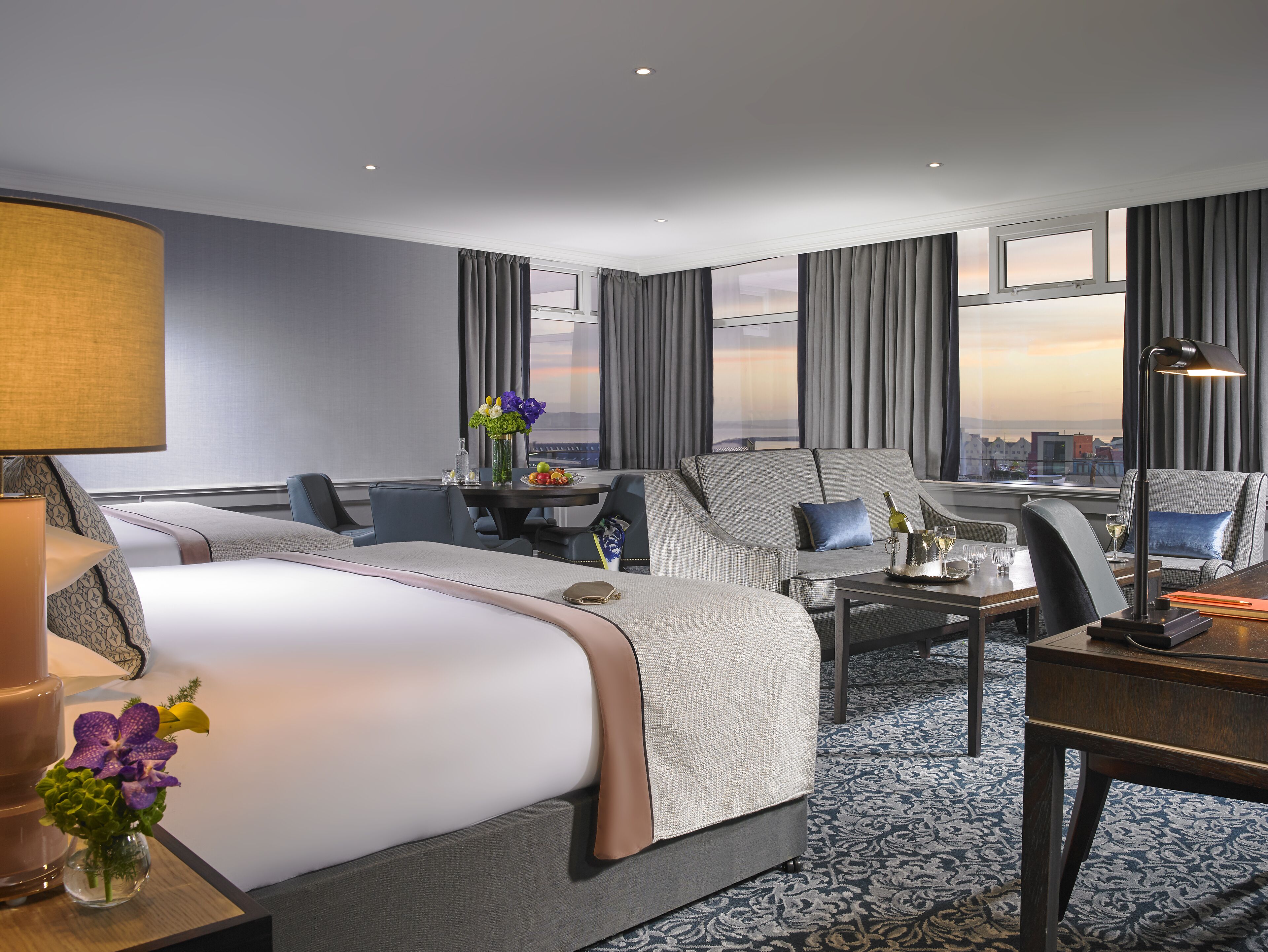 deluxe suite | minibar, individually decorated, individually furnished, desk