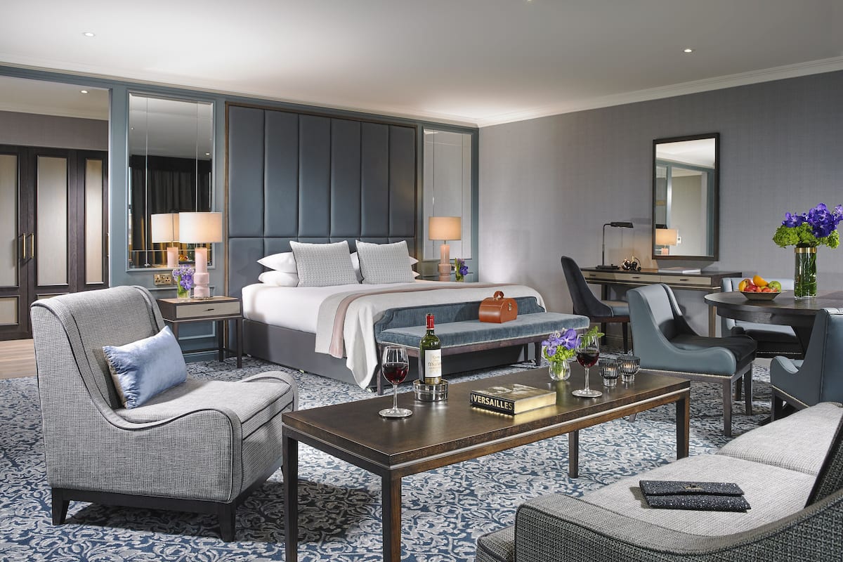 deluxe suite | minibar, individually decorated, individually furnished, desk