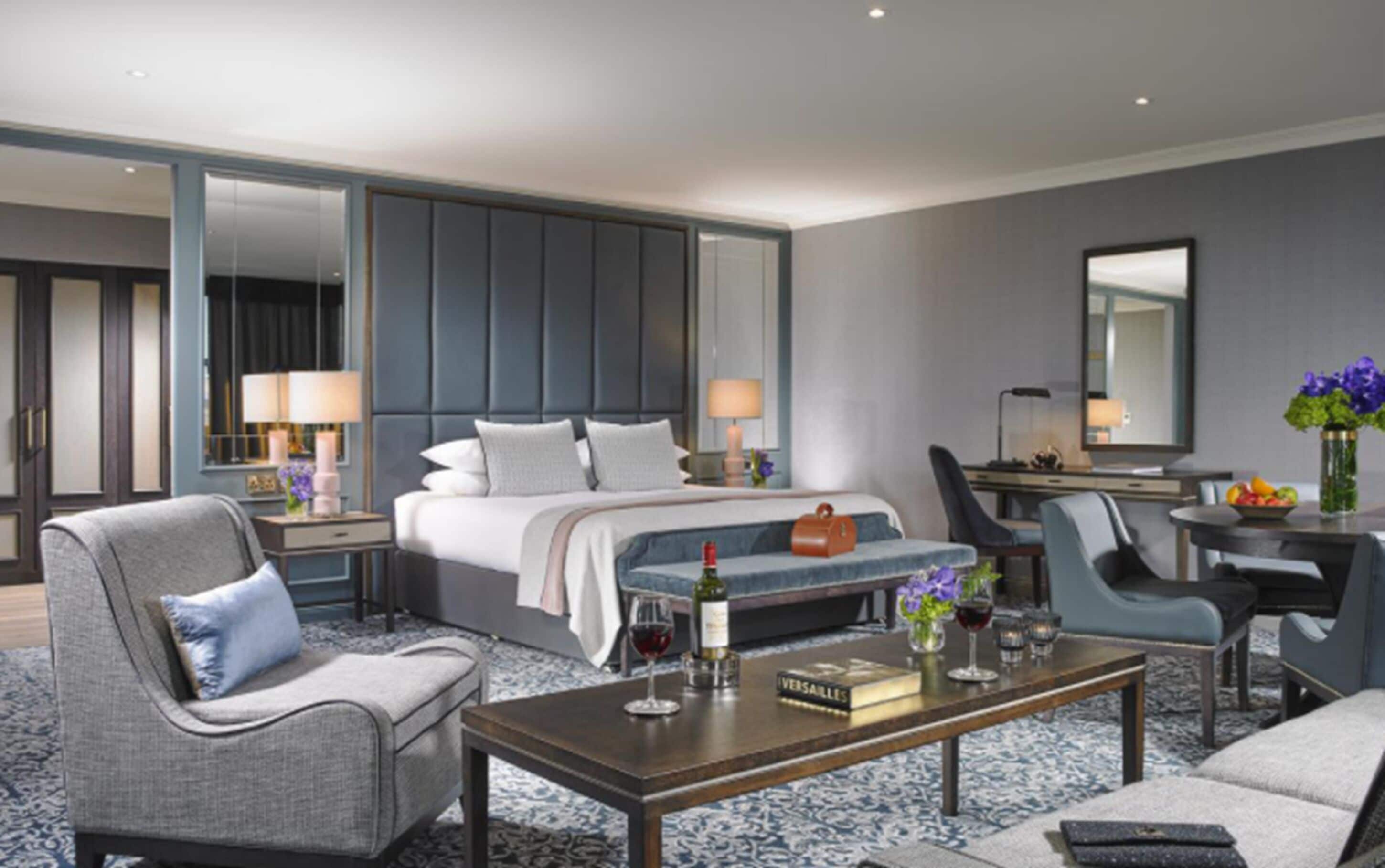 deluxe suite | minibar, individually decorated, individually furnished, desk