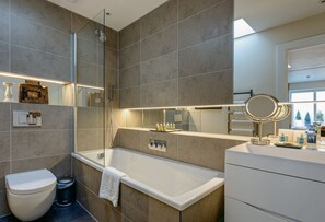 Suite, 1 habitación | Baño | Artículos de higiene personal gratuitos, secador de pelo y toallas