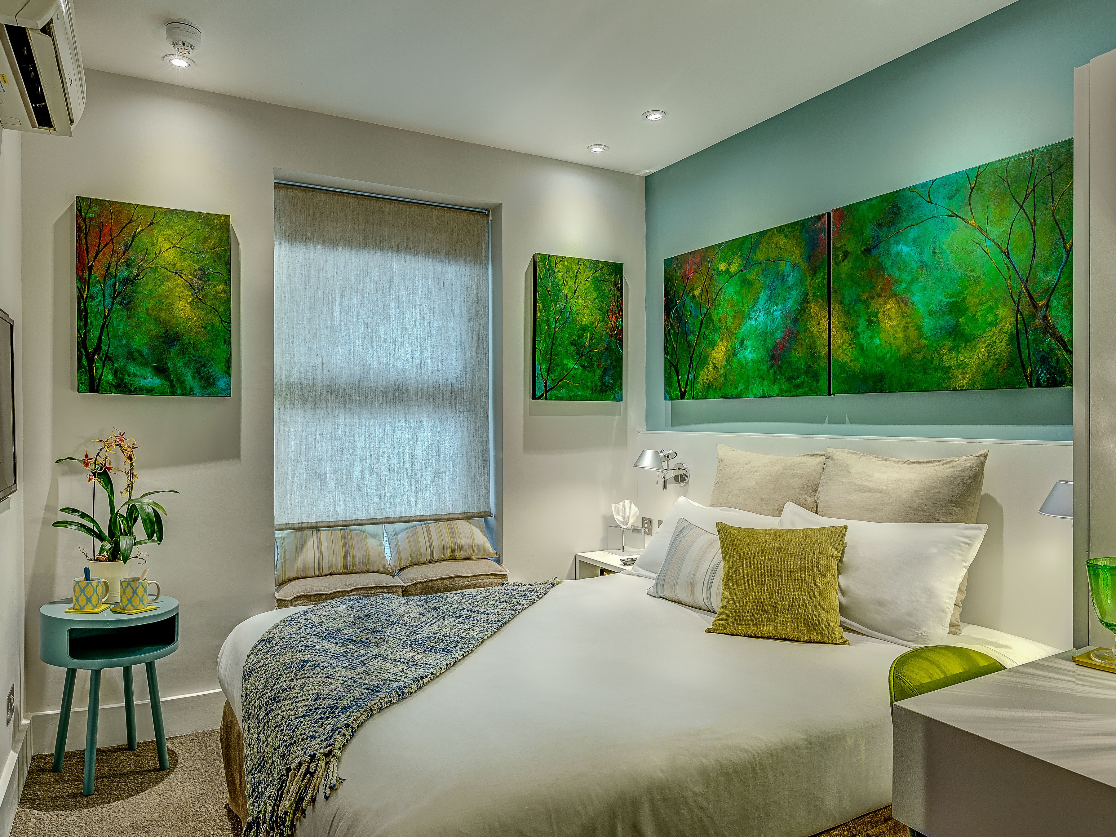 Budget Double Room | Living area | 32-inch flat-screen TV with cable channels, TV