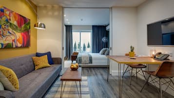 Suite, 1 Schlafzimmer | Wohnzimmer | 32-Zoll-Flachbildfernseher mit Kabelempfang, Fernseher