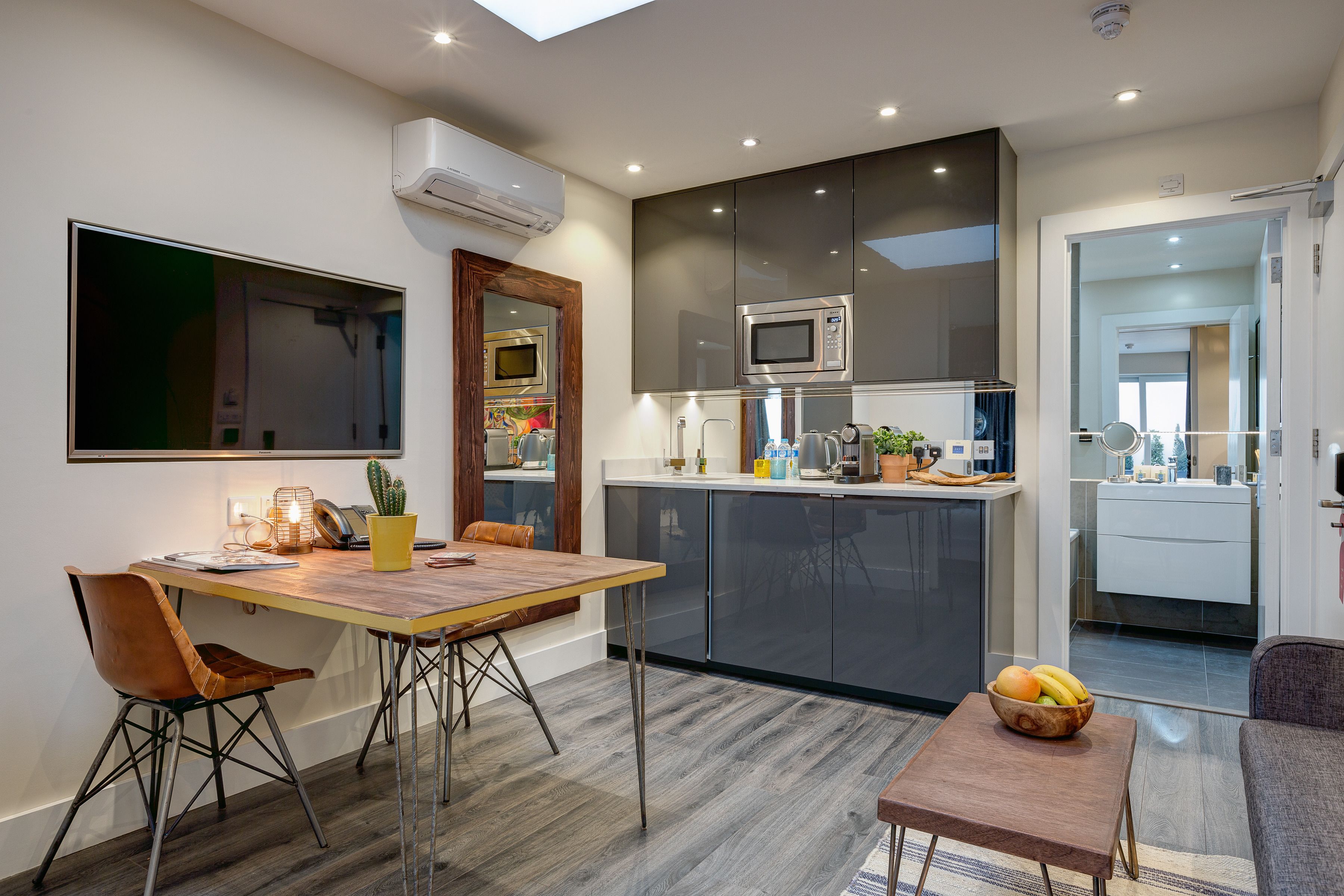 suite, 1 bedroom | living room | 32-inch flat-screen tv with cable channels, tv