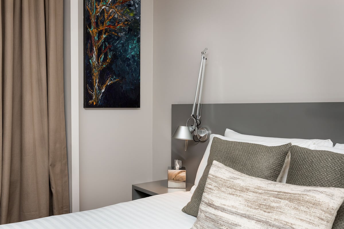 Budget Double Room | Fer et planche à repasser, accès au Wi-Fi (inclus), literie fournie