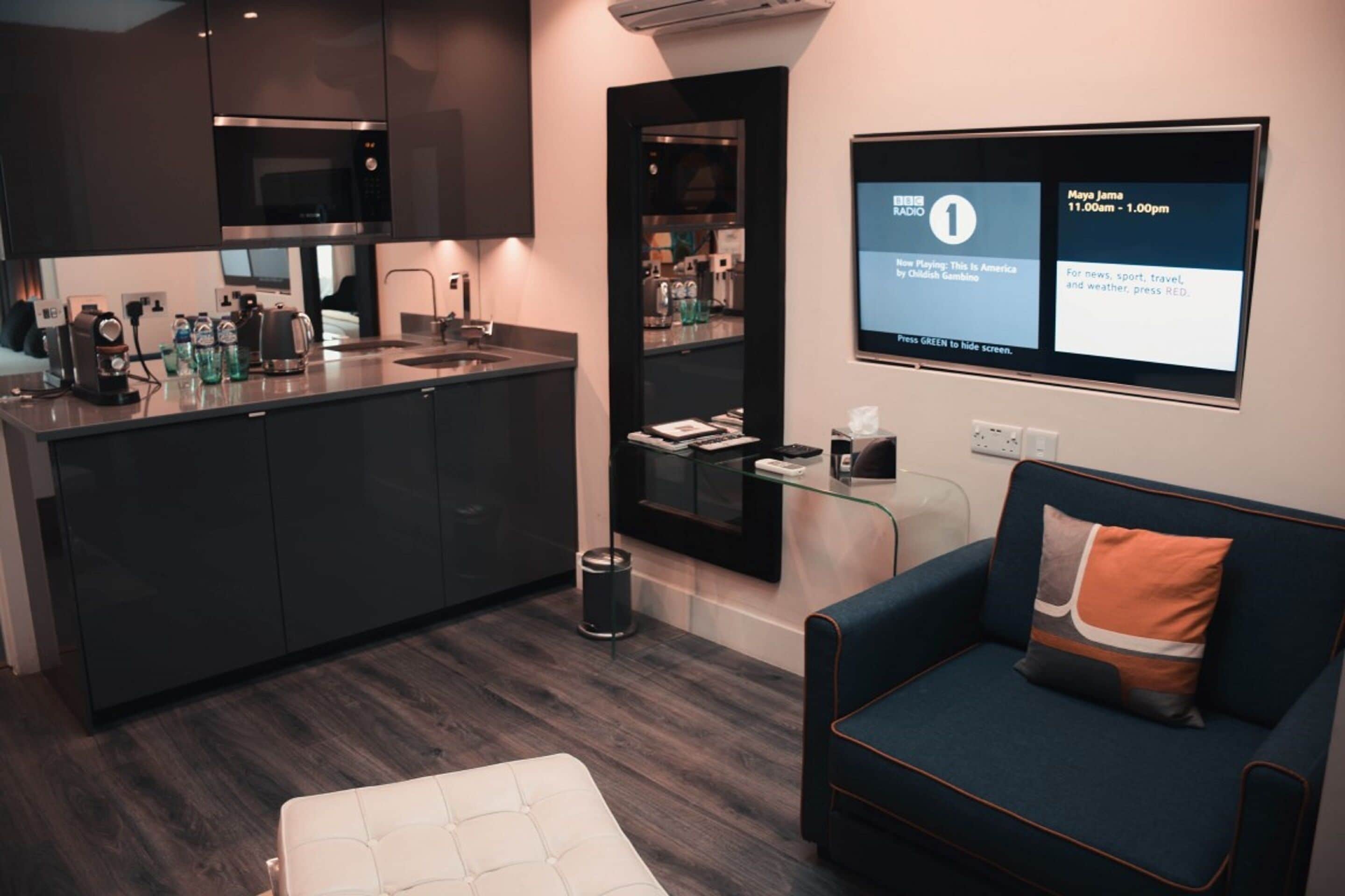 suite, 1 bedroom | private kitchen | coffee/tea maker, electric kettle