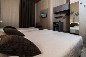 1 غرفة نوم وأغطية فراش متميزة وخزنة داخل الغرفة ومكتب