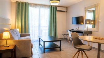 Peralatan tempat tidur premium, meja, langsir/tirai gelap terus