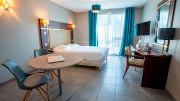 Premium bedding, desk, blackout drapes, soundproofing