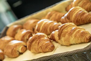 Petit déjeuner continental servi tous les jours en supplément