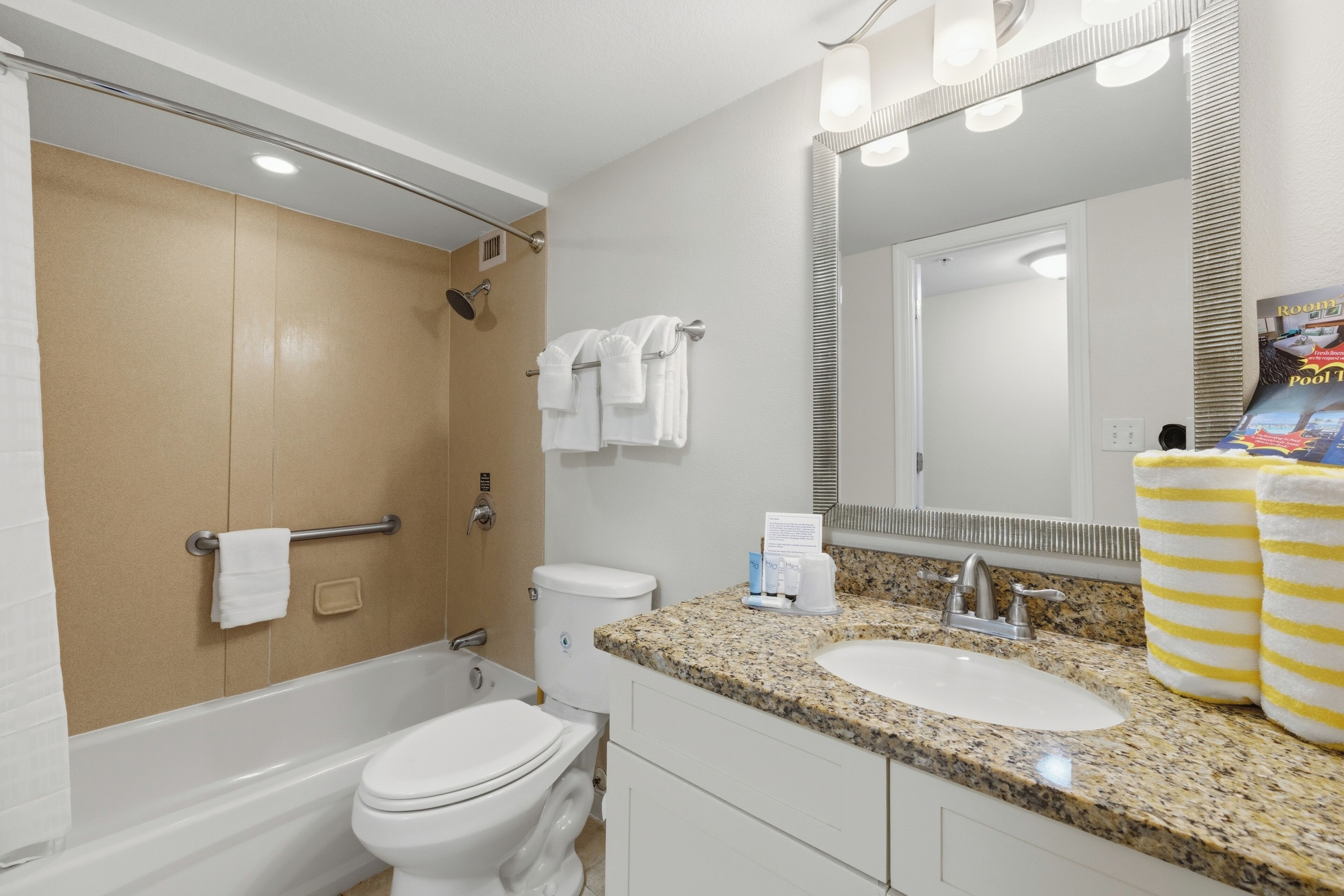 Quarto standard, 1 cama King e sofá-cama | Banheiro | Produtos de toalete grátis, secador de cabelo (mediante solicitação)