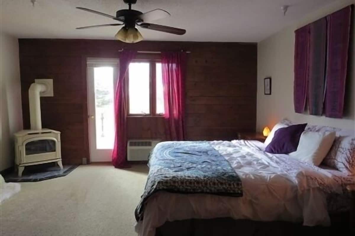 Room, 1 King Bed, Mountain View (You Are Peaceful) | Individually decorated, individually furnished, rollaway beds, free WiFi
