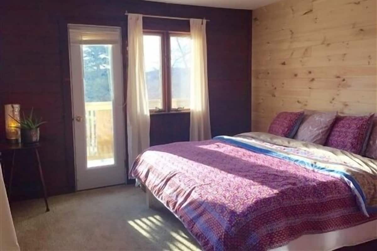 Room, 1 King Bed, Mountain View (You Are Vibrant) | Individually decorated, individually furnished, rollaway beds, free WiFi