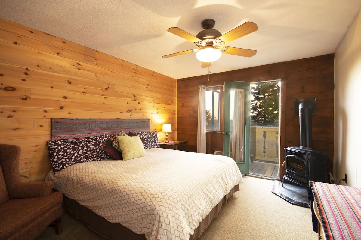 Room, 1 King Bed, Mountain View (You Are Beaming) | Individually decorated, individually furnished, rollaway beds, free WiFi