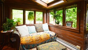 Interior detail - Lotus Mountain Retreat (Richmond)