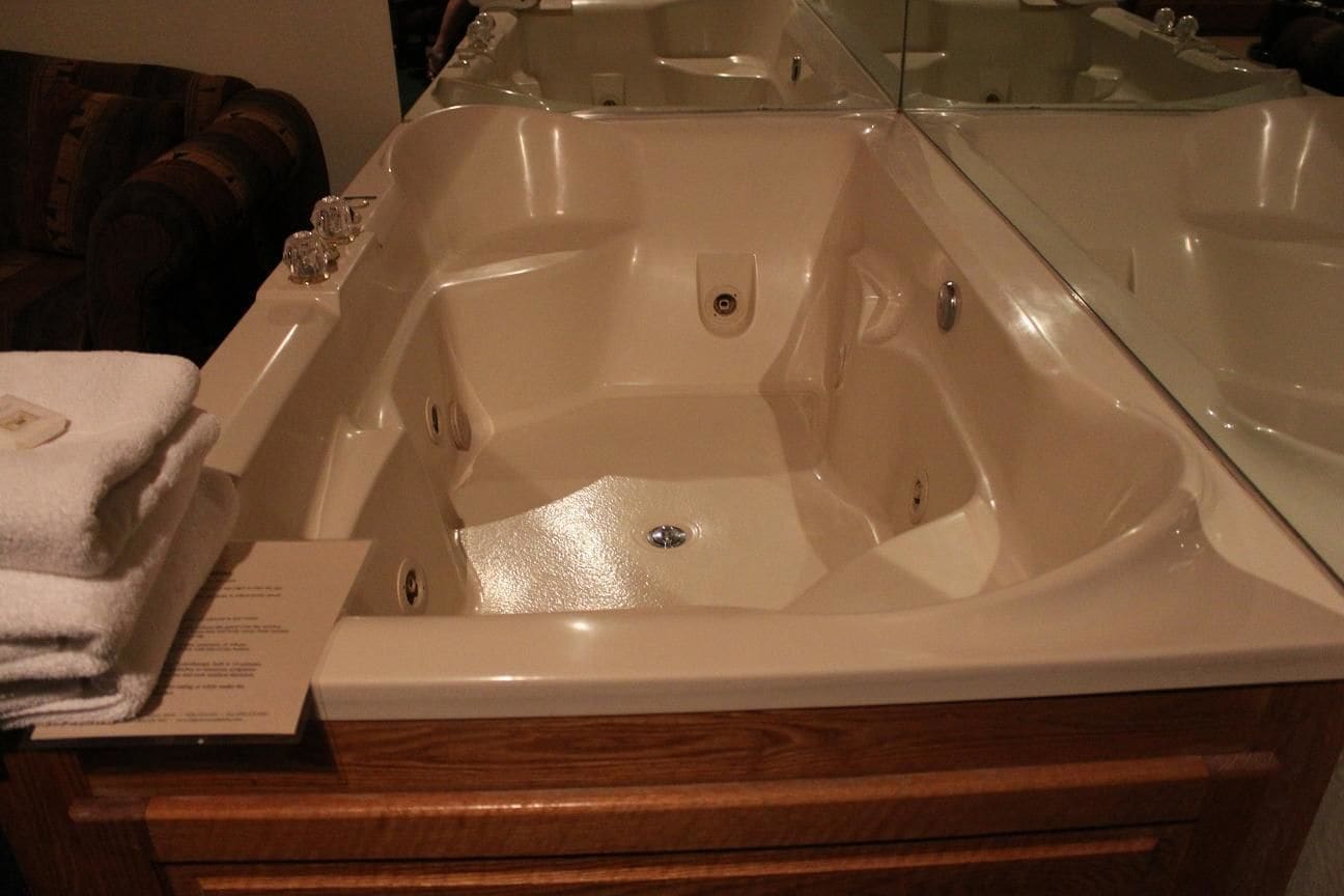 king luxury | jetted bathtub