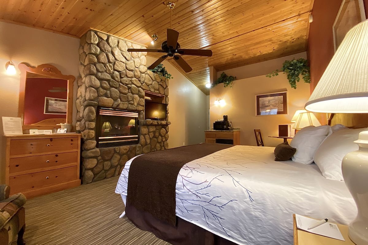 king deluxe | 1 bedroom, iron/ironing board, free wifi, bed sheets