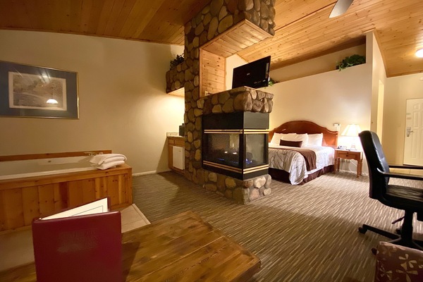King Luxury | Iron/ironing board, free WiFi, bed sheets