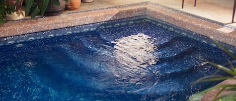 Kolam renang outdoor musiman, dengan payung kolam renang