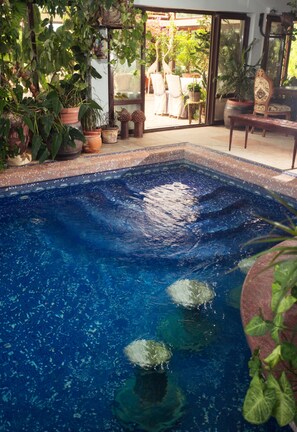 Außenpool (je nach Saison geöffnet), Sonnenschirme, Liegestühle