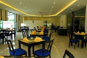 Breakfast and dinner served - Orient D'angkor (Siem Reap)