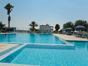 Piscine extérieure, parasols