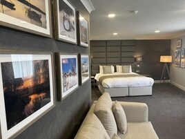 1 多间卧室、高档床上用品、办公桌、笔记本电脑工作区