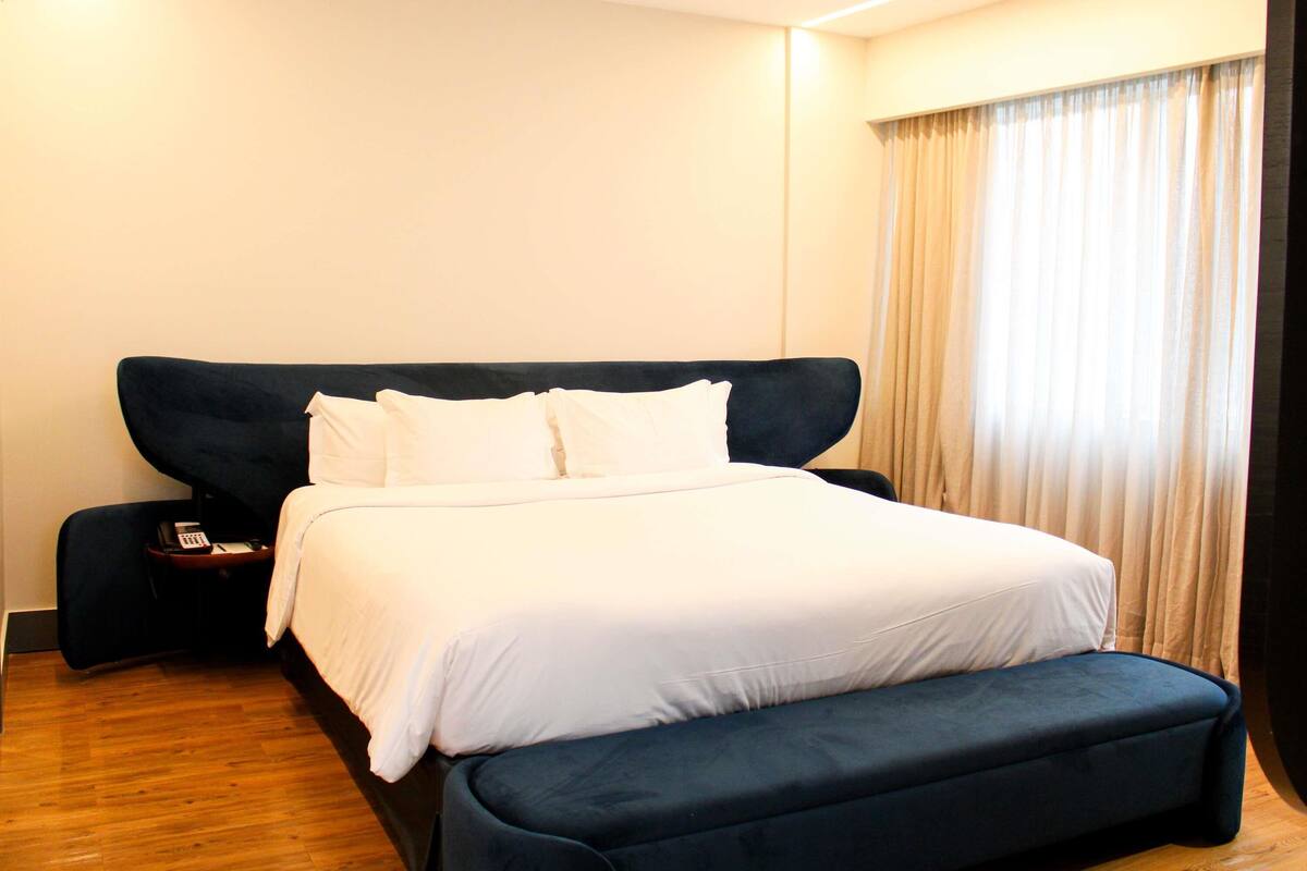 Suíte júnior, 1 cama Queen, banheira | Frigobar, cofres nos quartos, escrivaninha, cortinas blackout