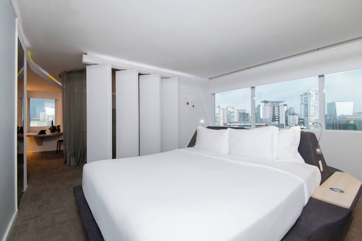 Suite, 1 King-Bett, Badewanne | Minibar, Zimmersafe, Schreibtisch, Verdunkelungsvorhänge