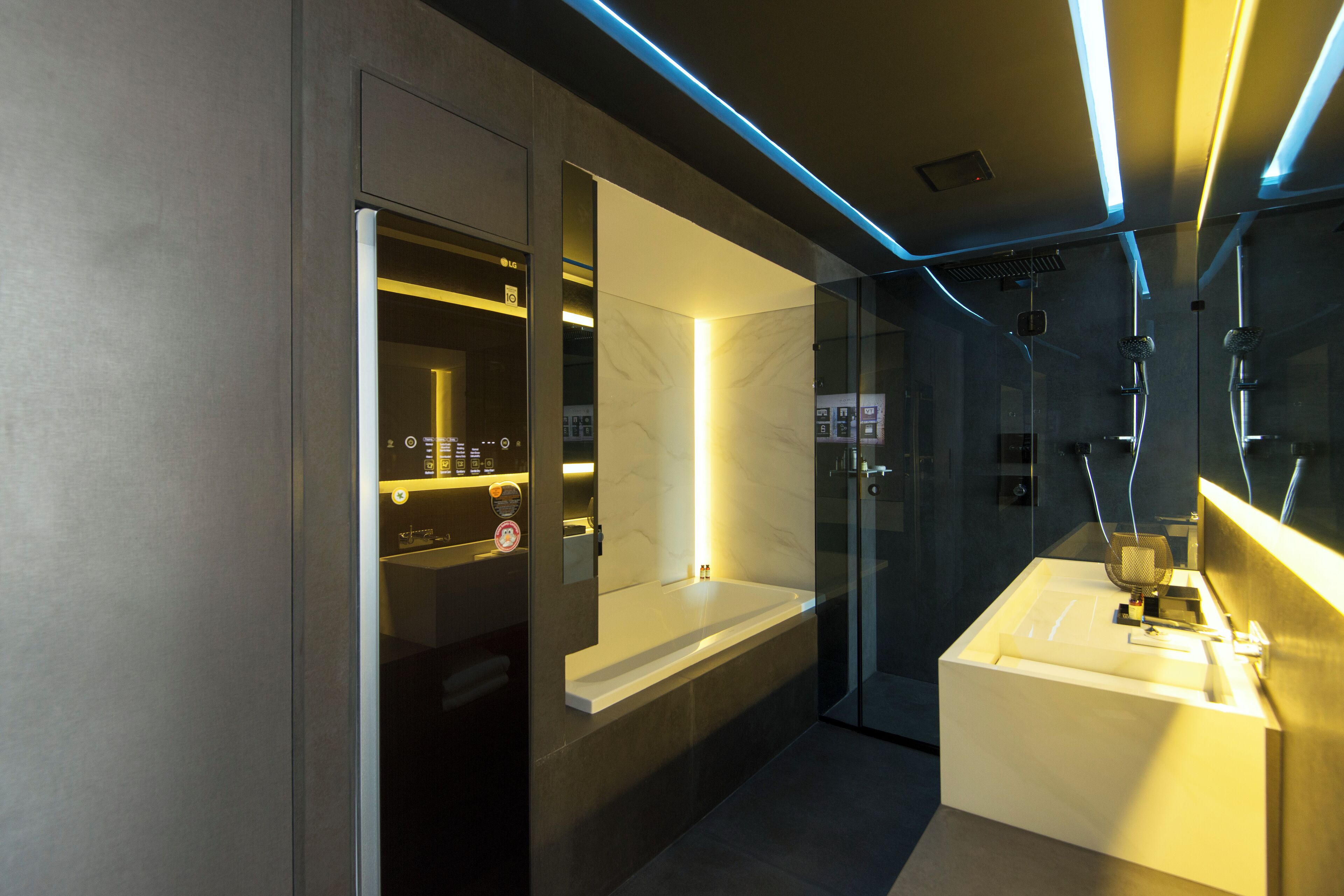 Suite, 1 King Bed, Bathtub | Bathroom