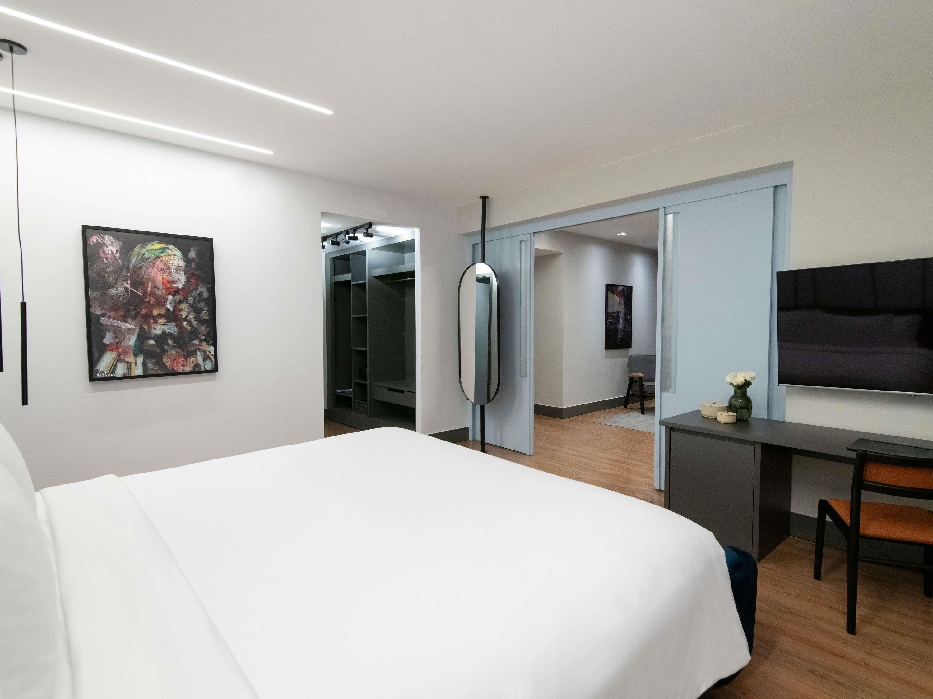 Minibar, caja de seguridad en la habitación y escritorio 