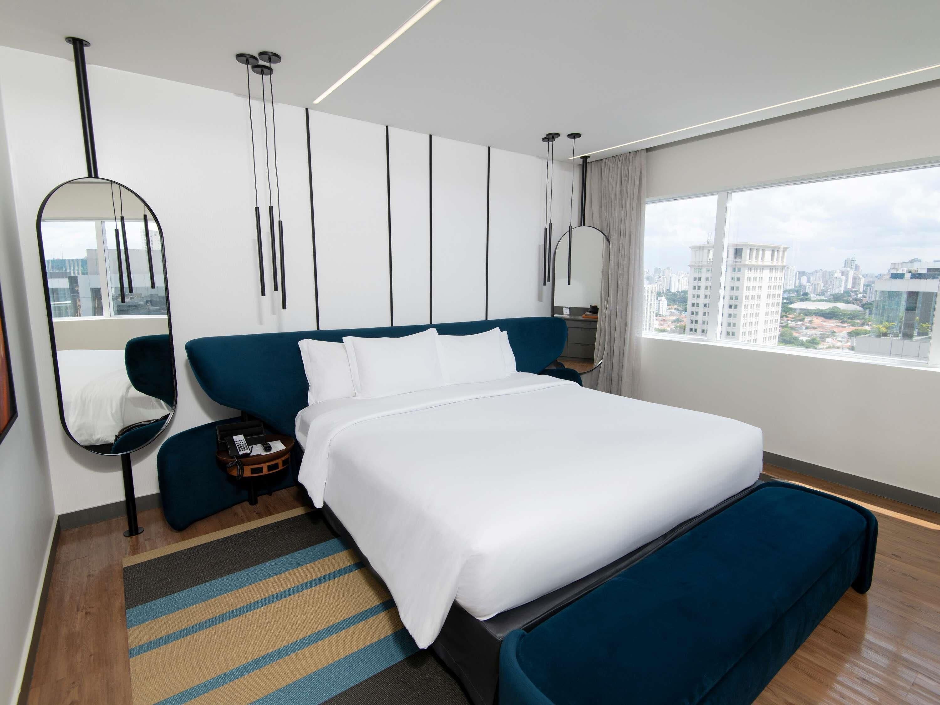 Minibar, caja de seguridad en la habitación y escritorio 