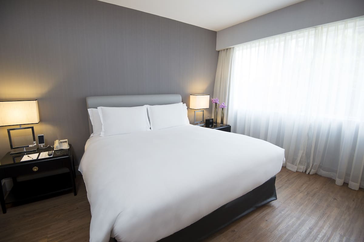junior suite, 1 queen bed, bathtub | minibar, in-room safe, desk, blackout curtains