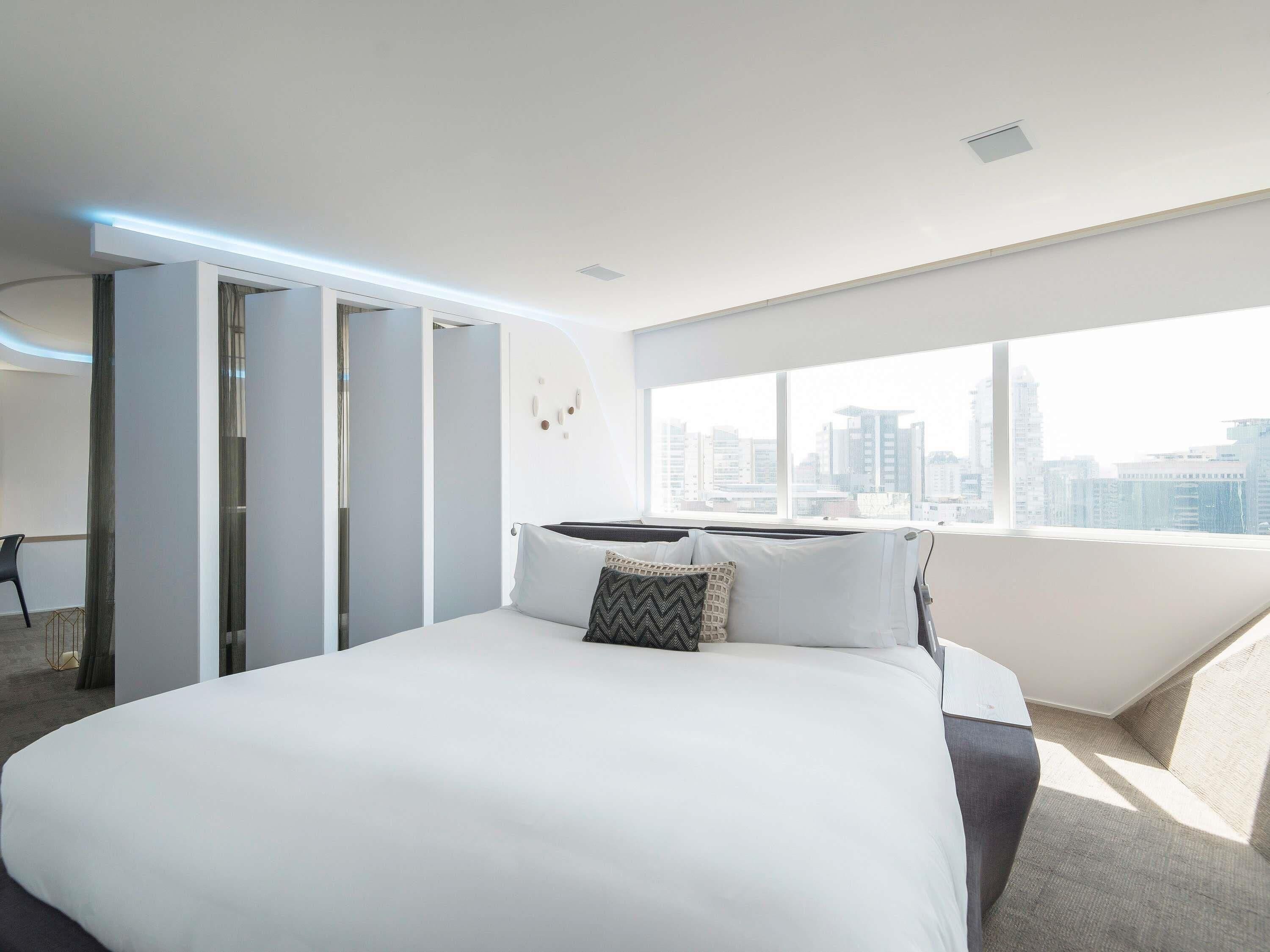 Suite, 1 cama de matrimonio grande, bañera | Minibar, caja fuerte, escritorio y cortinas opacas