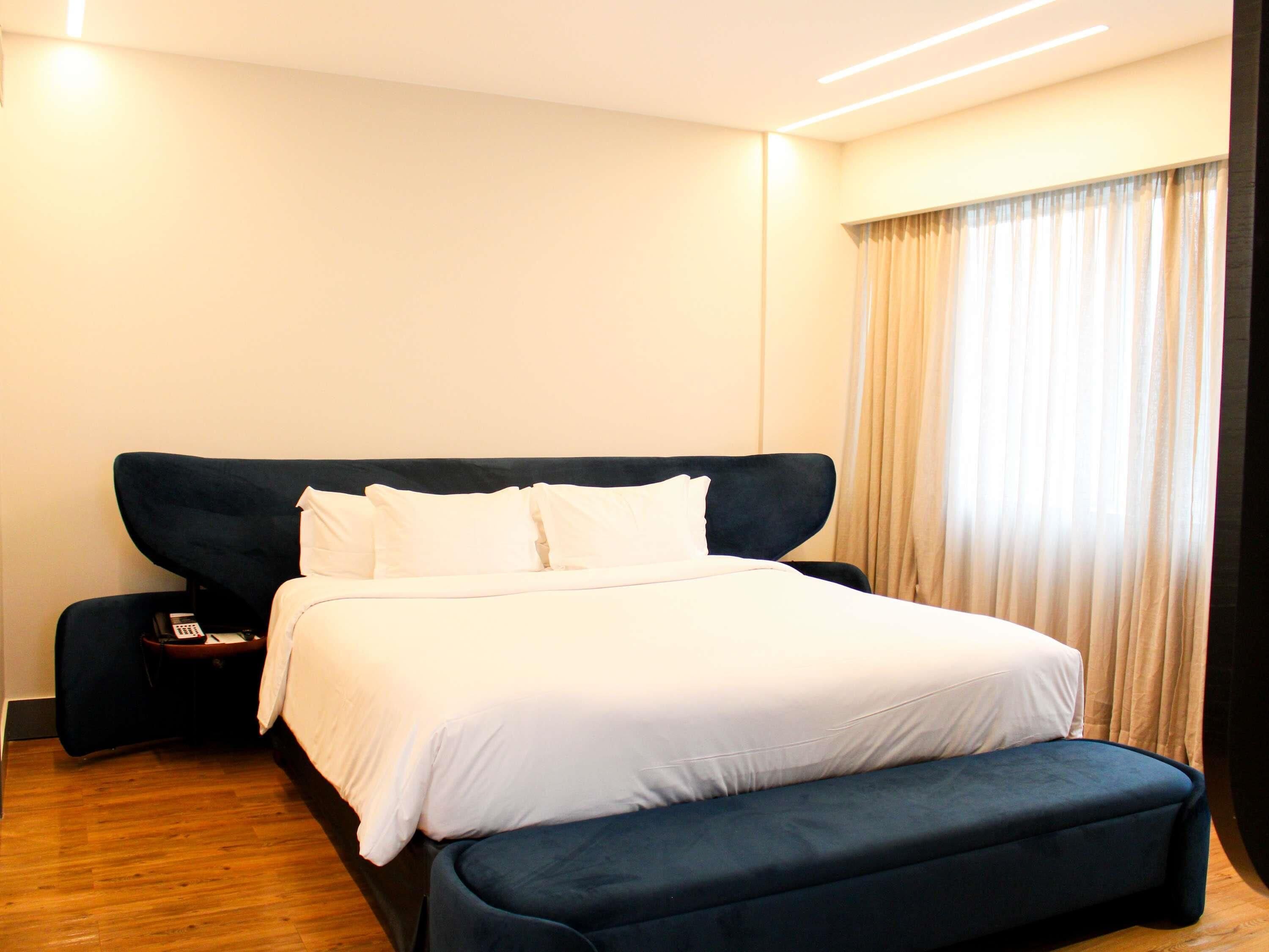 Junior Suite, 1 Queen Bed, Bathtub | Minibar, in-room safe, desk, blackout drapes