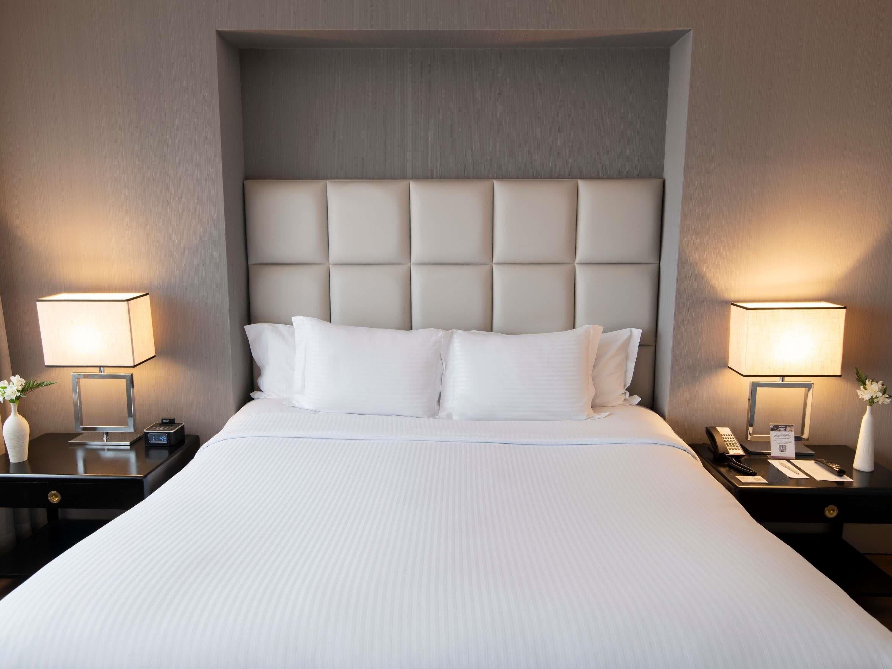 Minibar, caja de seguridad en la habitación y escritorio 