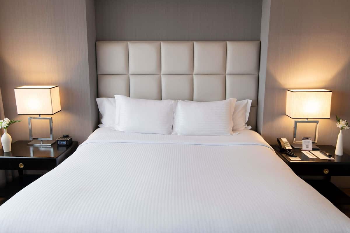 Frigobar, cofres nos quartos, escrivaninha, cortinas blackout