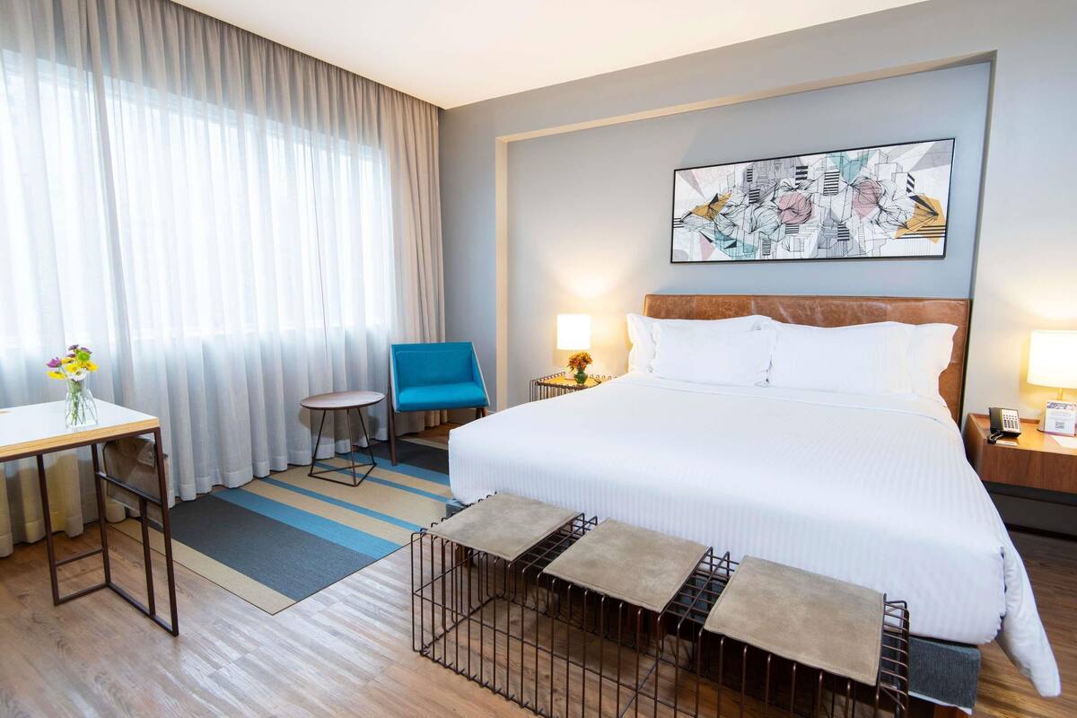Executive kamer, 1 queensize bed, toegankelijk voor mindervaliden (Accessible) | Een minibar, een kluis op de kamer, een bureau, verduisterende gordijnen