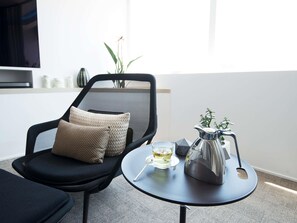 Minibar, coffres-forts dans les chambres, bureau, rideaux occultants