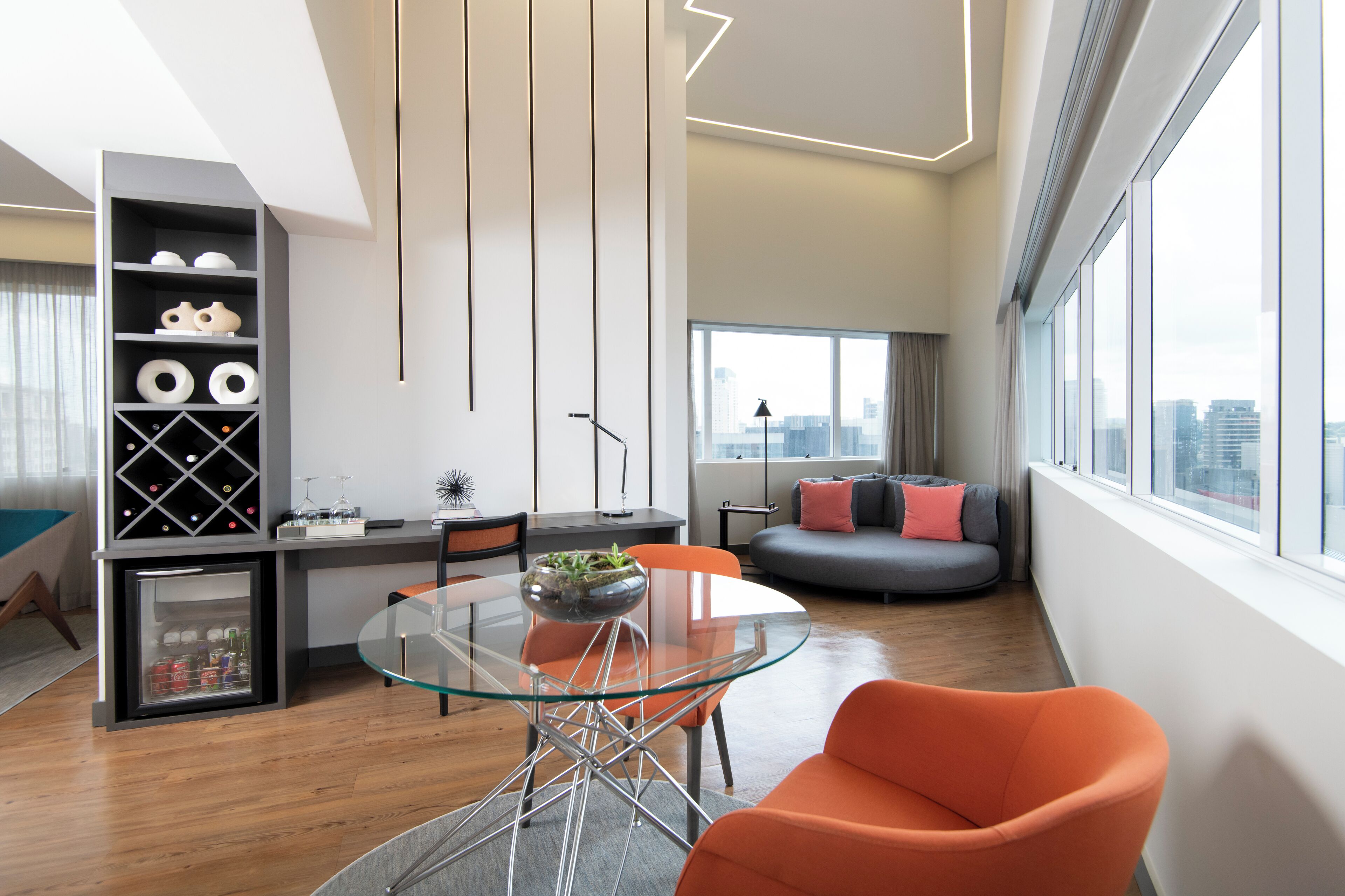 Minibar, caja de seguridad en la habitación y escritorio 