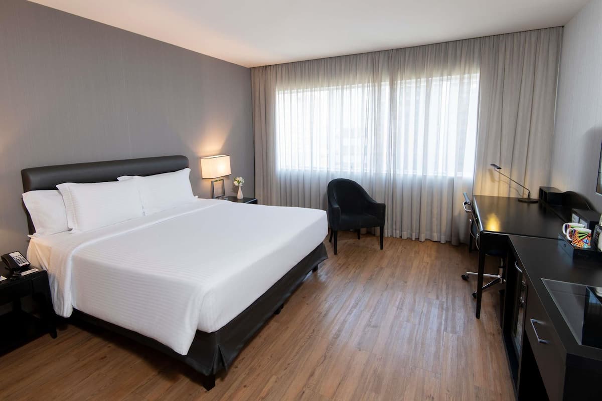 Deluxe Room, 1 Queen Bed, Bathtub