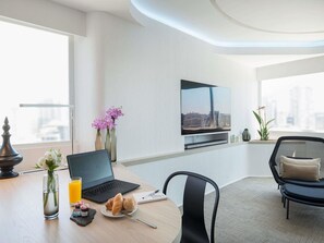 Svit - 1 kingsize-säng - badkar | Minibar, värdeförvaringsskåp på rummet och skrivbord