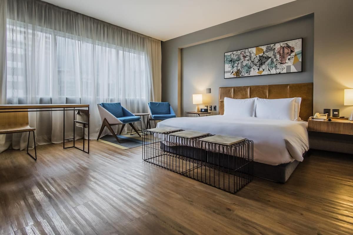 Quarto executivo, 1 cama Queen, acessível (Accessible) | Frigobar, cofres nos quartos, escrivaninha, cortinas blackout