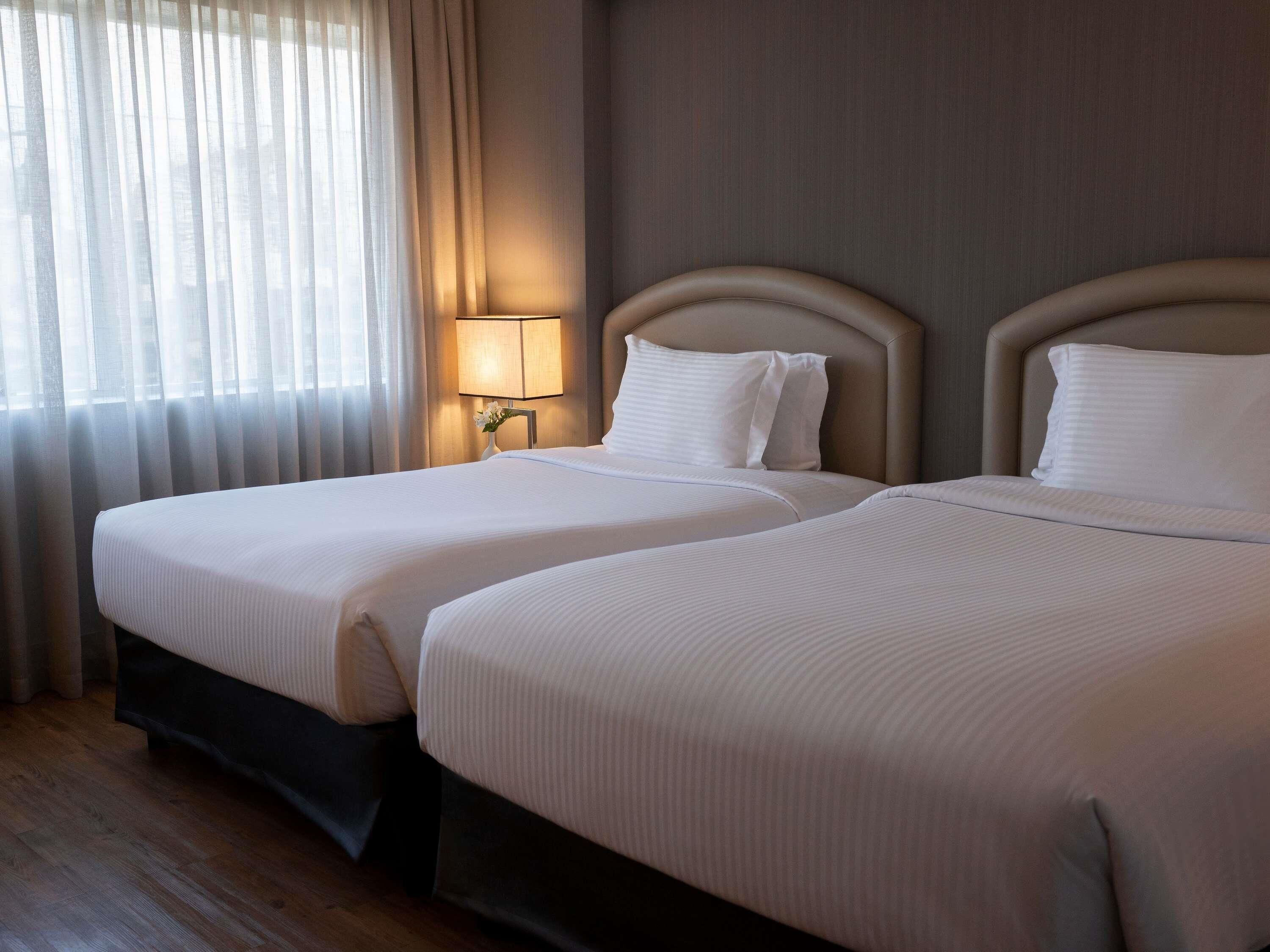 Deluxe Twin kamer, 2 eenpersoonsbedden, bad | Een minibar, een kluis op de kamer, een bureau, verduisterende gordijnen