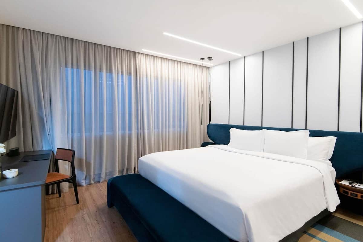 Suíte família, 1 cama King, banheira | Frigobar, cofres nos quartos, escrivaninha, cortinas blackout