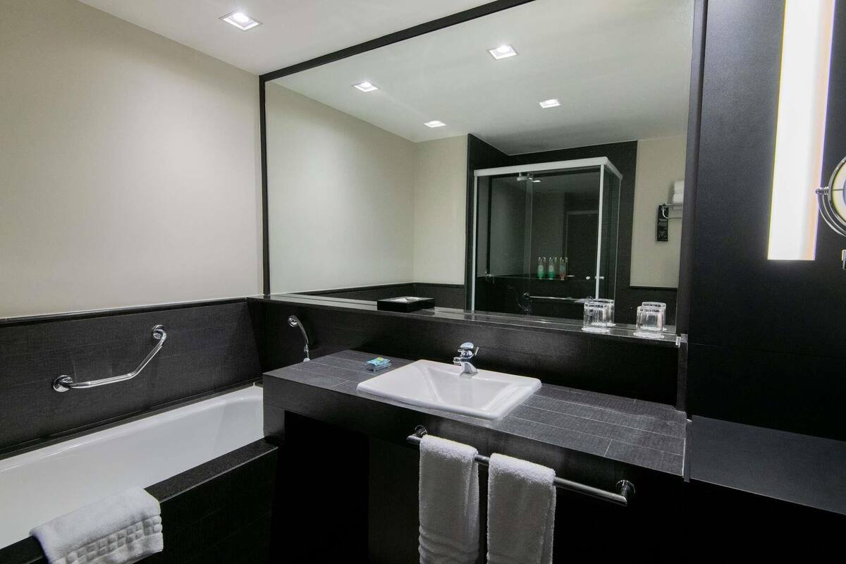Phòng Suite dành cho gia đình, 1 giường cỡ king, bồn tắm | Minibar, két bảo mật tại phòng, bàn, màn/rèm cản sáng 