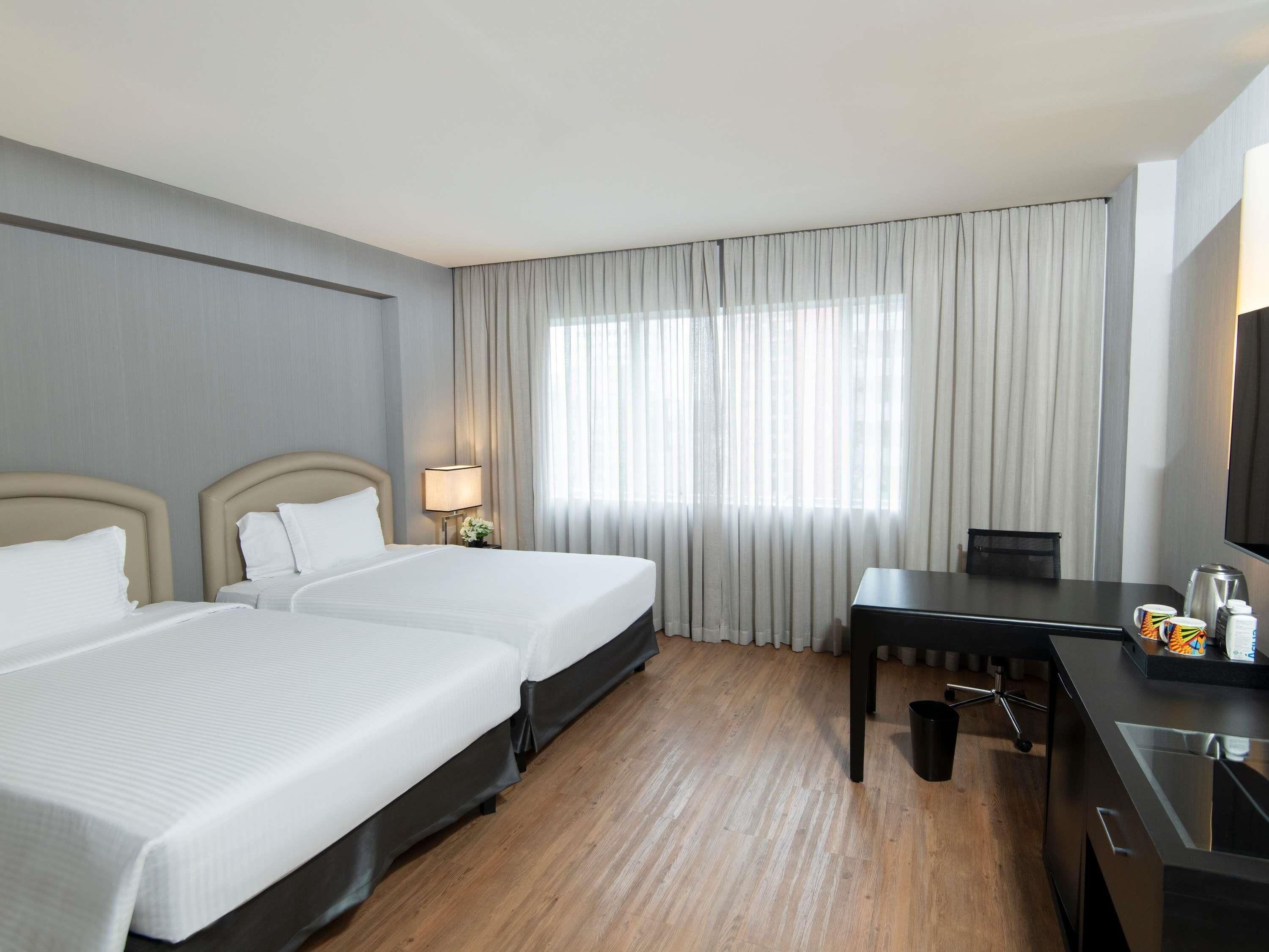 Superior Twin kamer, 2 eenpersoonsbedden, bad | Een minibar, een kluis op de kamer, een bureau, verduisterende gordijnen